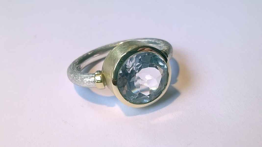 Naturblauer Topas, 750 Gold, 925 Silber